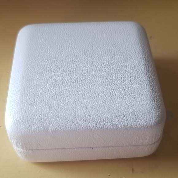 10kt gold necklace with simulated diamond - Picture 8 of 8